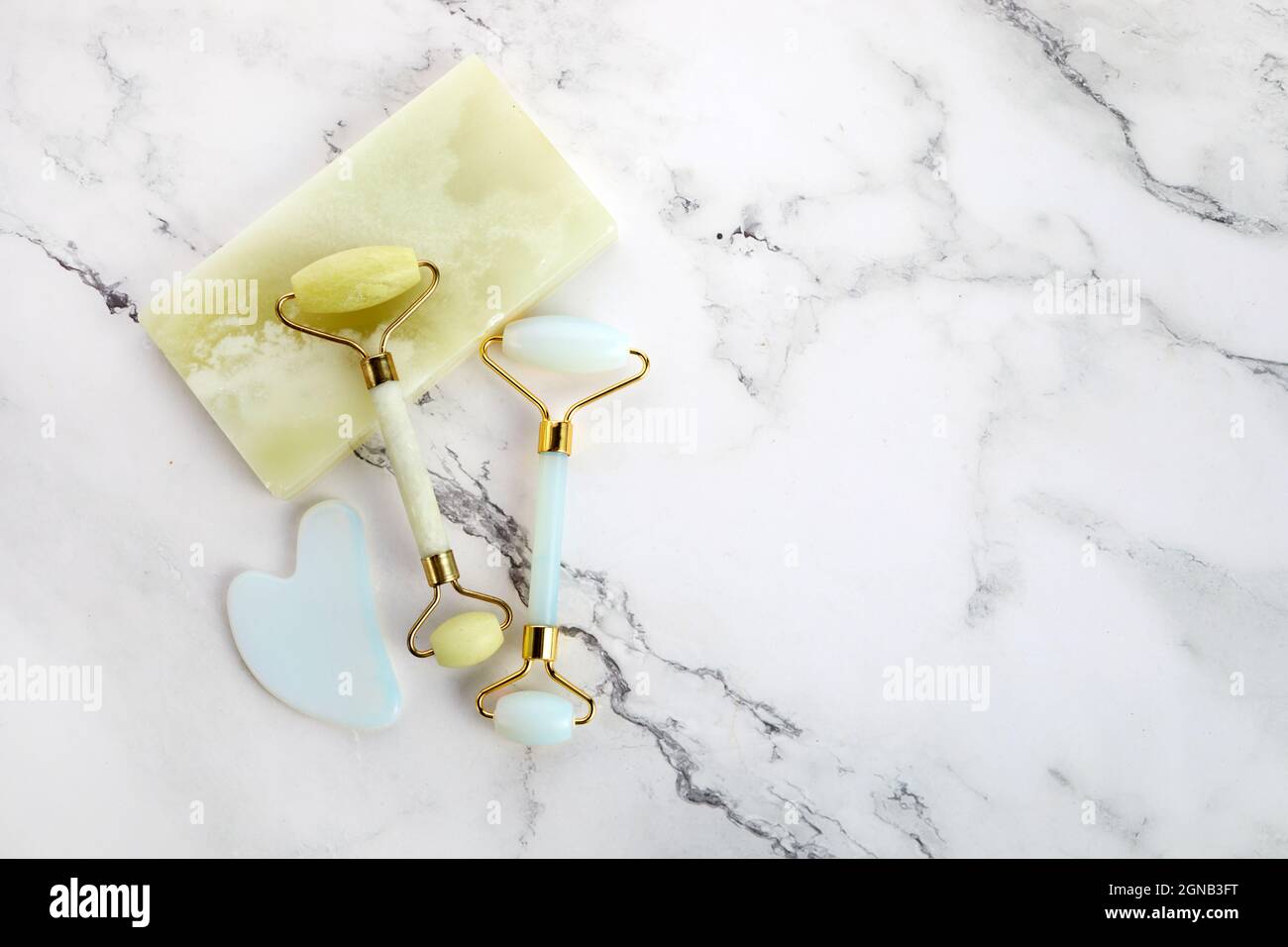 Rouleau de visage Gua sha pour le massage. Traitement de levage et de virage à la maison. Banque D'Images