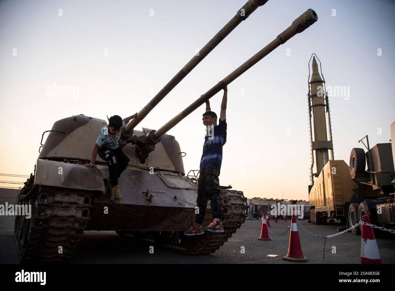 Téhéran, Iran. 23 septembre 2021. Les jeunes garçons jouent avec un char militaire lors de la visite d'une exposition de guerre organisée par le corps des Gardiens de la révolution islamique (IRGC) dans un parc du sud de Téhéran pour marquer l'anniversaire de la guerre Iran-Irak (1980-88) le 23 septembre 2021. (Photo de Sobhan Farajvan/Pacific Press) crédit: Pacific Press Media production Corp./Alay Live News Banque D'Images