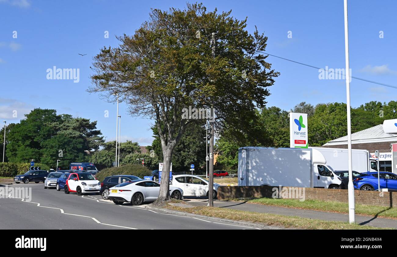 Worthing UK 24 septembre 2021 - les clients font la queue pour le carburant dans Une station-service Harvest Energy à Goring près de Worthing Sussex ce matin . Une pénurie de chauffeurs de camions-citernes de carburant qui se présentent dans tout le Royaume-Uni a causé des problèmes cette semaine : Credit Simon Dack / Alay Live News Banque D'Images