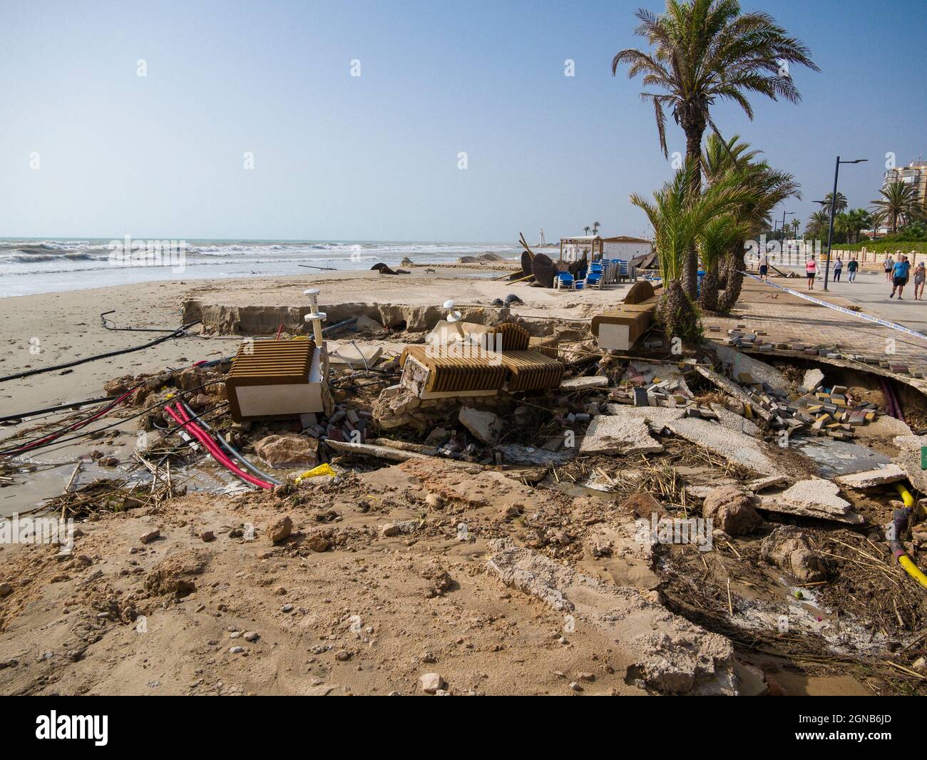 Tempête causée sur la plage de Campoamor, dans la région de la Costa Blanca, en Espagne, près d’Orihuela, en septembre 2019, à la suite de l’une des pires tempêtes du pays depuis 140 ans. Banque D'Images