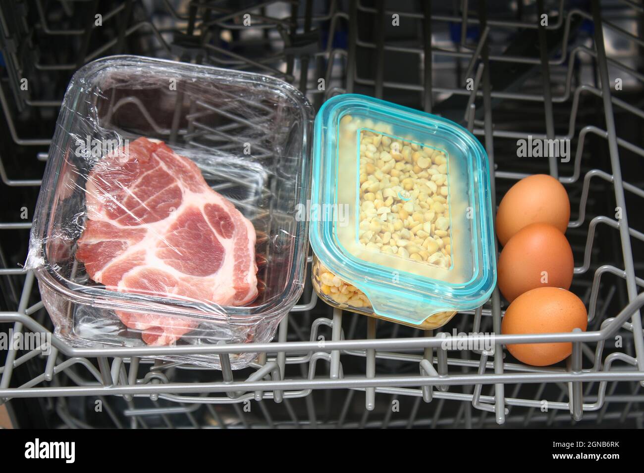 Cuisson au lave-vaisselle. Autre utilisation du lave-vaisselle. Cuisson de  la viande, des œufs, du poisson et des légumes à basse température Photo  Stock - Alamy