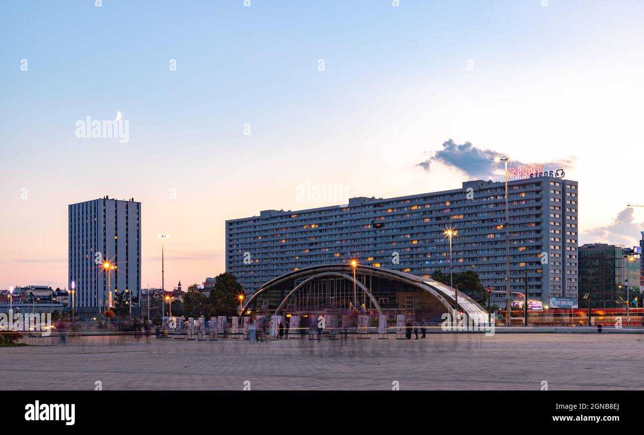 Une photo de la Superjednostka, un célèbre bâtiment de modernisme socialiste à Katowice, et de la Galerie des Beaux-Arts, au coucher du soleil. Banque D'Images