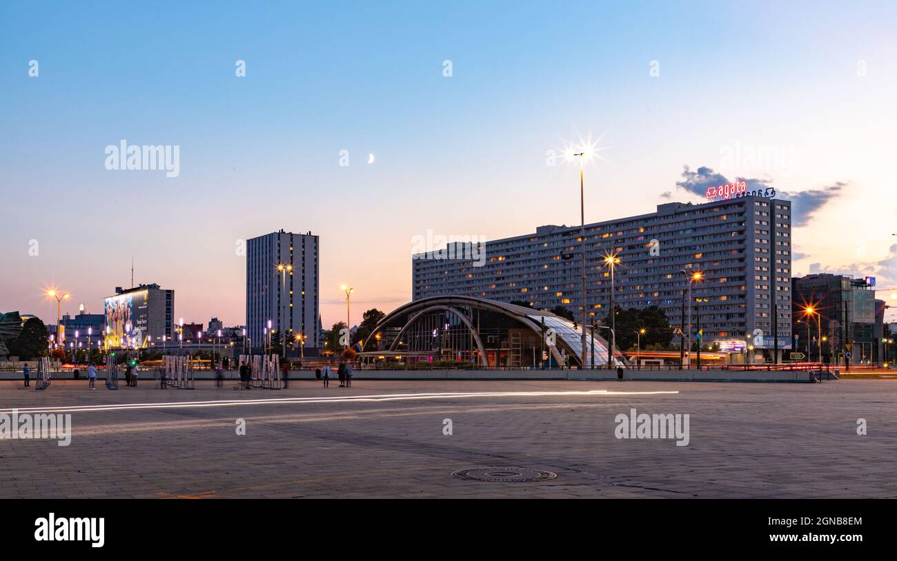 Une photo de la Superjednostka, un célèbre bâtiment de modernisme socialiste à Katowice, et de la Galerie des Beaux-Arts, au coucher du soleil. Banque D'Images