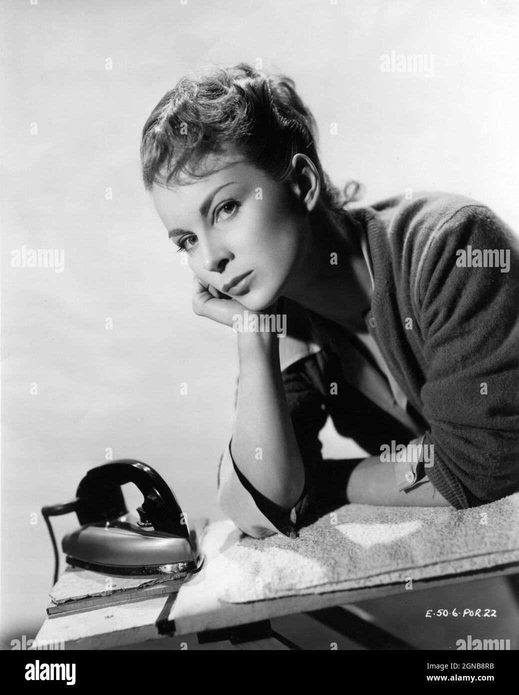 JOAN GREENWOOD portrait publicitaire avec fer et table de repassage pour JEUNES FEMMES CONTE 1951 réalisateur HENRY CASS associé British Picture Corporation (ABPC) / associé British - Pate Banque D'Images
