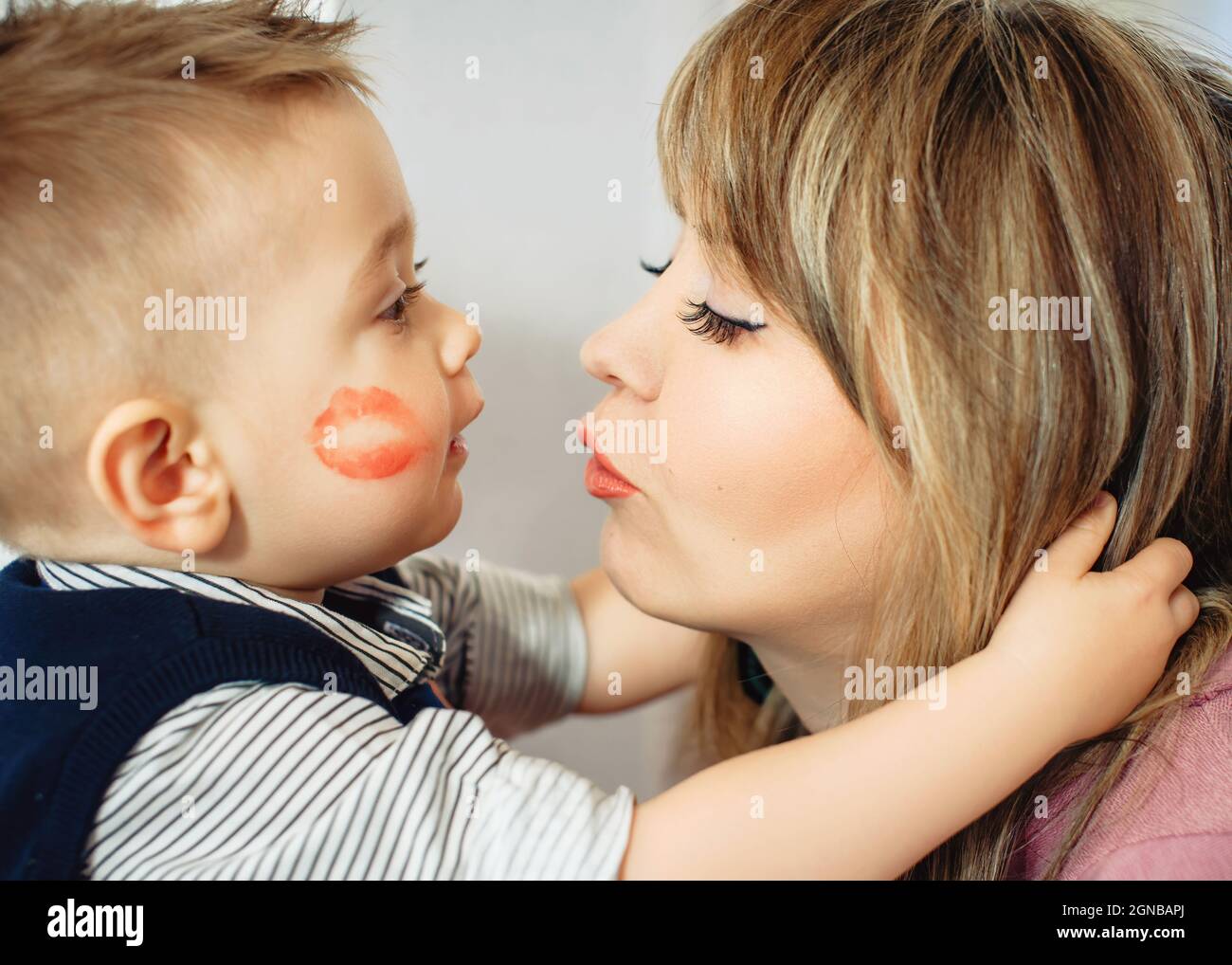 Baby face lipstick kiss mark Banque de photographies et d'images à haute  résolution - Alamy