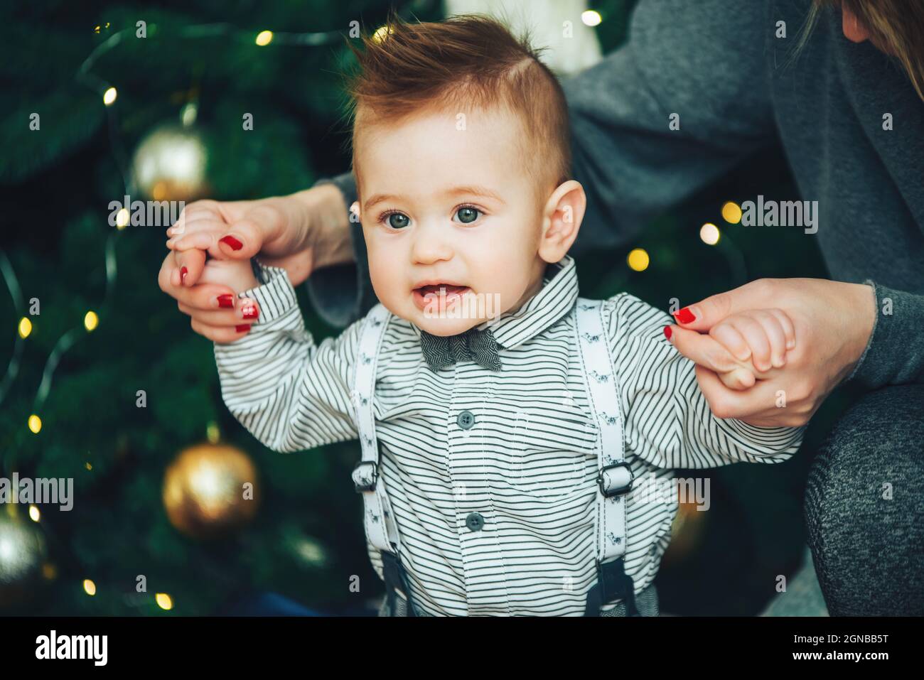 Bébé drôle portant un noeud papillon et une chemise contre les belles  lumières de bokeh de l'arbre de Noël. Nouvel an Noël enfant. Vacances de la  veille de Noël. Chris Photo Stock -