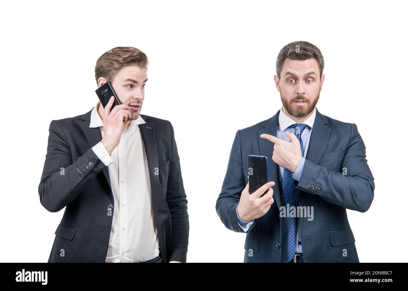 des hommes d'affaires étonnés d'un gars qui pointe du doigt sur un homme qui parle au téléphone, sur internet. Banque D'Images