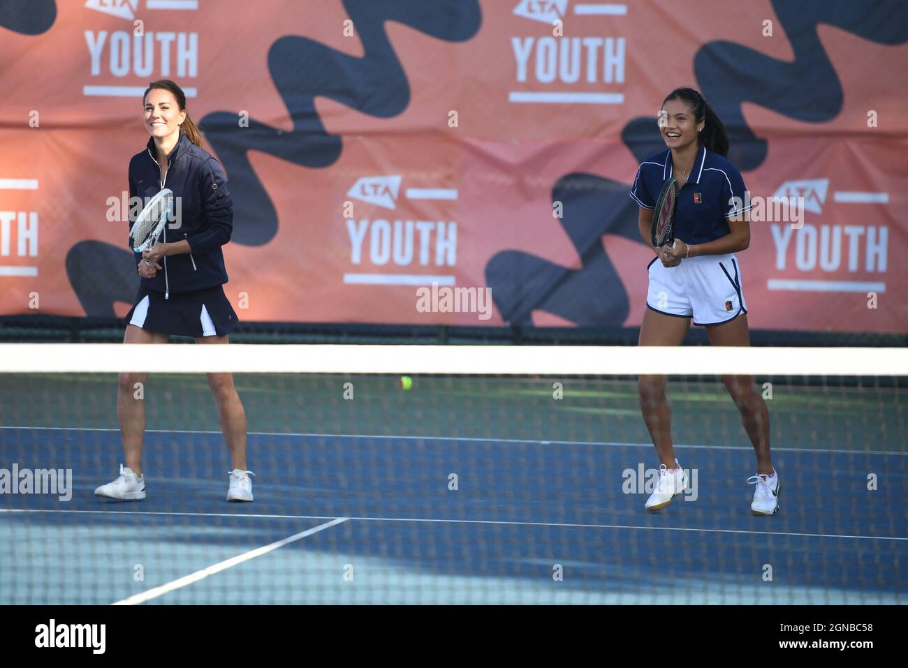 La duchesse de Cambridge avec la championne américaine britannique Emma Raducanu lors d'un événement organisé par le programme LTA Youth, au National tennis Centre de Londres. Date de la photo : vendredi 24 septembre 2021. Banque D'Images