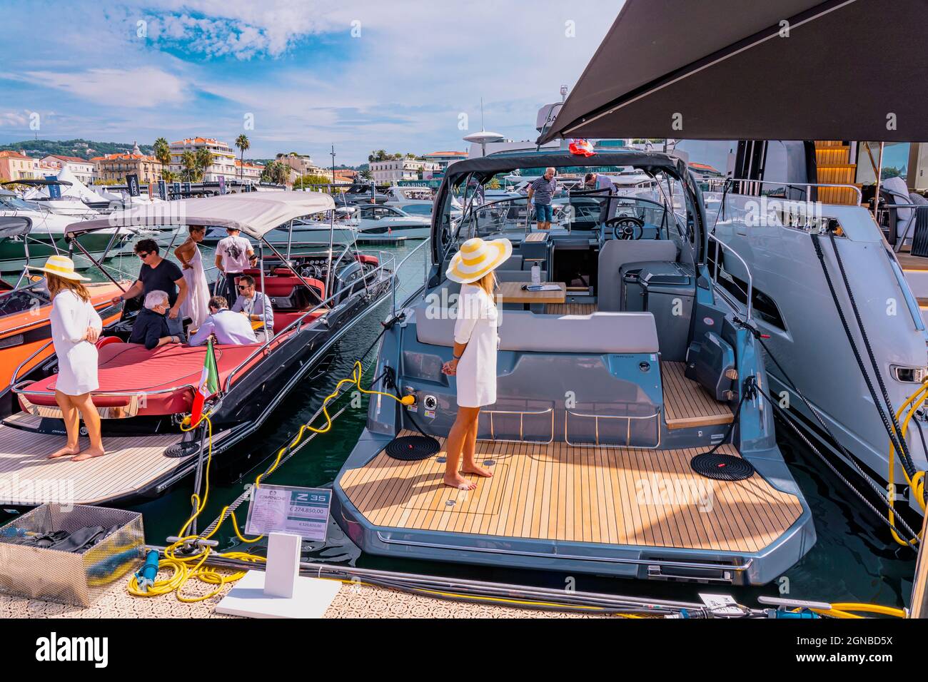 Cannes, France - 10.09.2021 : Festival annuel de Yacht-spectacle sur la côte d'azur. Le plus grand yacht de luxe, les nouvelles technologies dans le monde des yachts. Les participants viennent du monde entier pour le spectacle de yacht. Banque D'Images