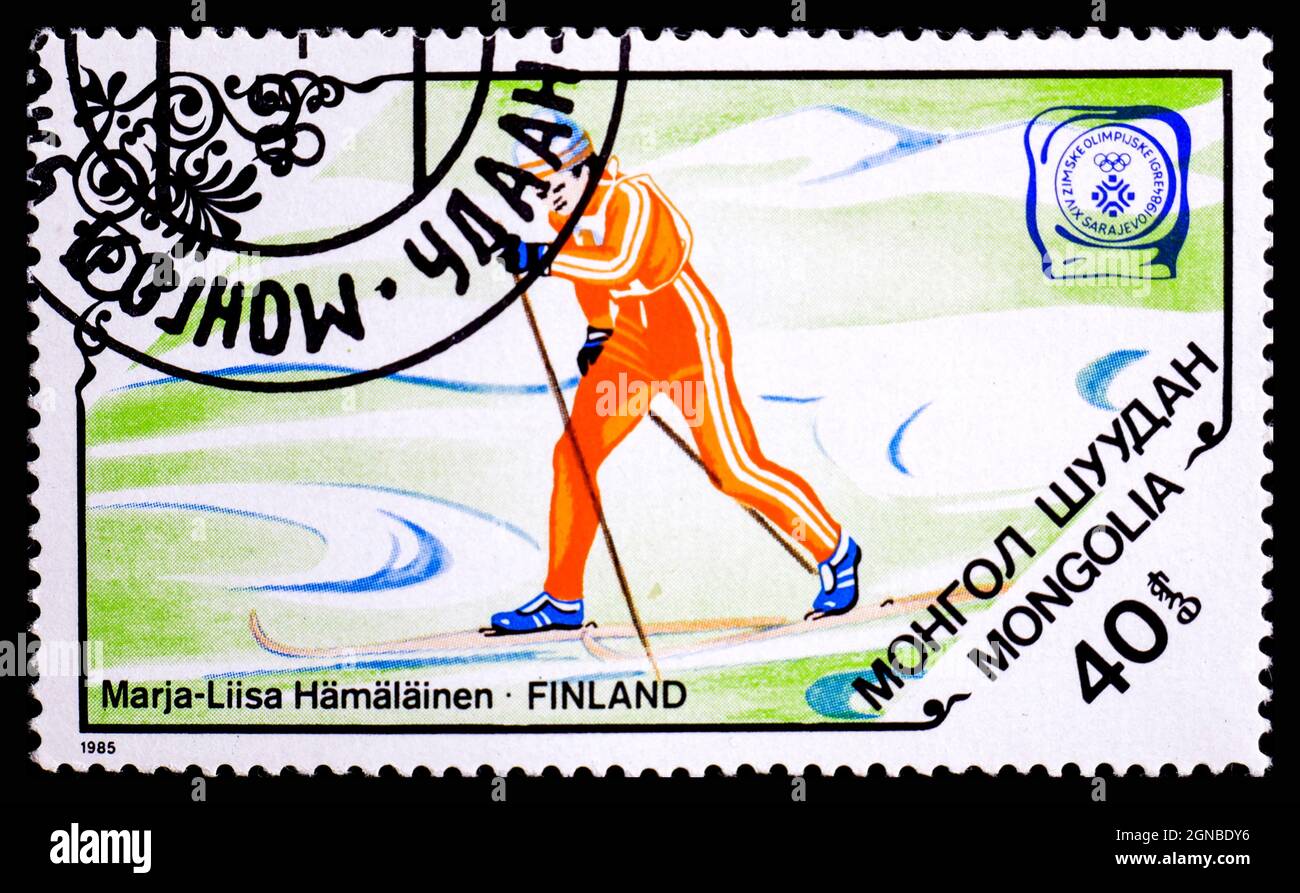 MONGOLIE - VERS 1985 : timbre-poste de Mongolie montrant les Jeux Olympiques d'hiver de sport de Finlande de Marja-Liisa Hamalainen Banque D'Images
