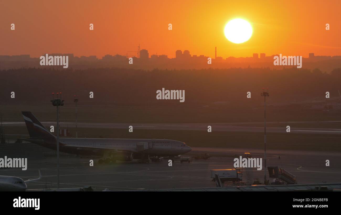 Coucher de soleil sur la ville et vue sur l'aéroport. Moscou, Russie Banque D'Images Coucher de soleil sur la ville et vue sur l'aéroport. Moscou, Russie Banque D'Images