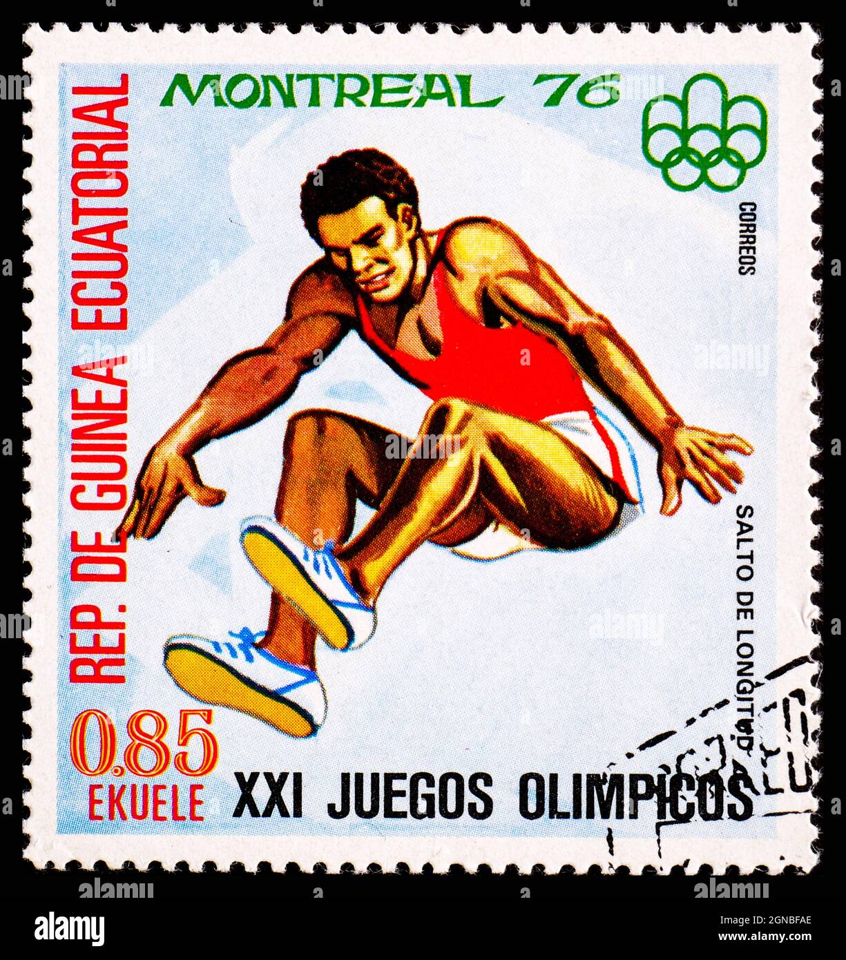 GUINÉE ÉQUATORIALE - VERS 1976 : timbre-poste de Guinée montrant Salto de Longitud aux XXIes Jeux Olympiques de Montréal Banque D'Images