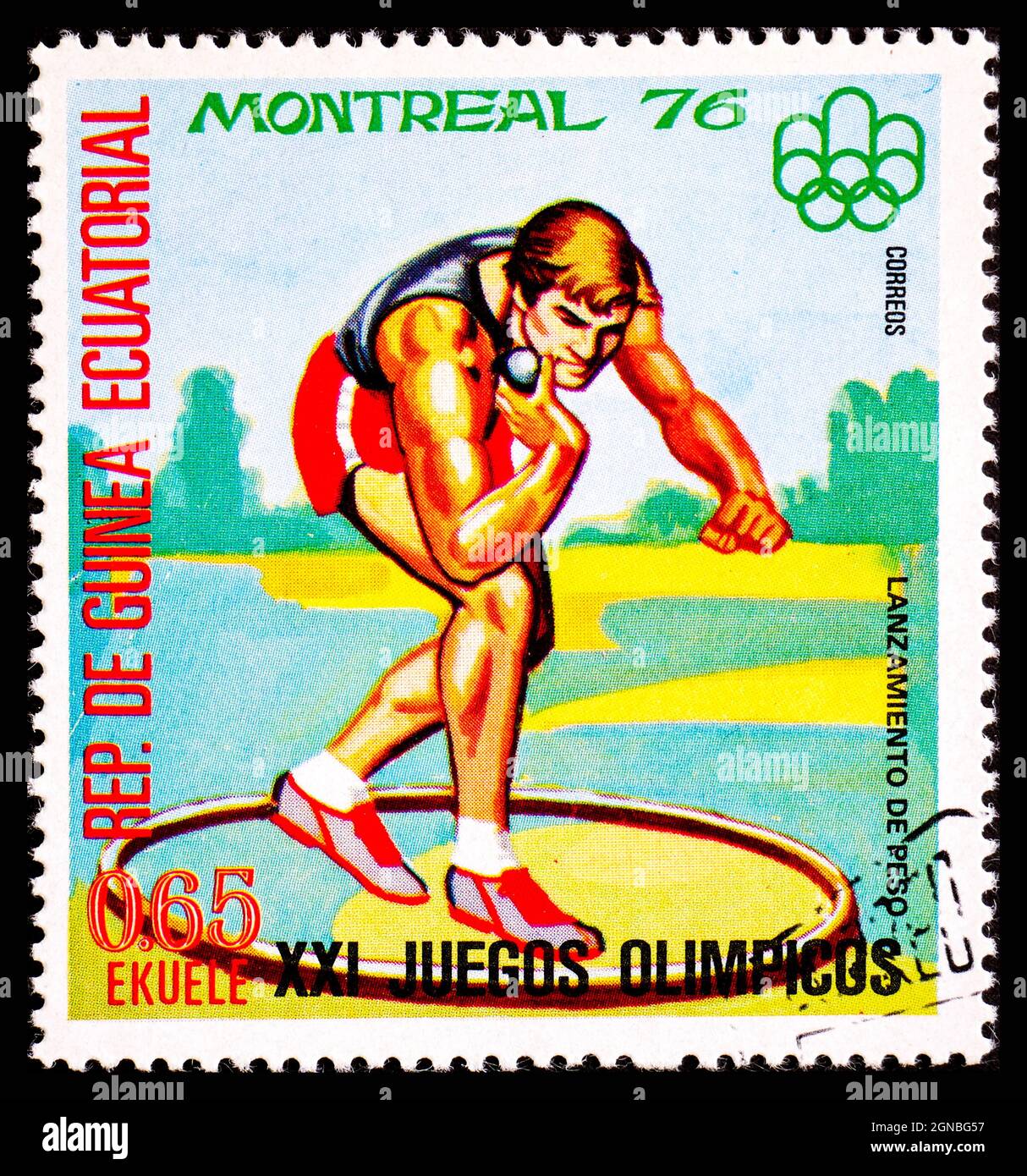 GUINÉE ÉQUATORIALE - VERS 1976 : timbre-poste de Guinée montrant Lanzamiento de Peso aux XXIes Jeux Olympiques de Montréal Banque D'Images