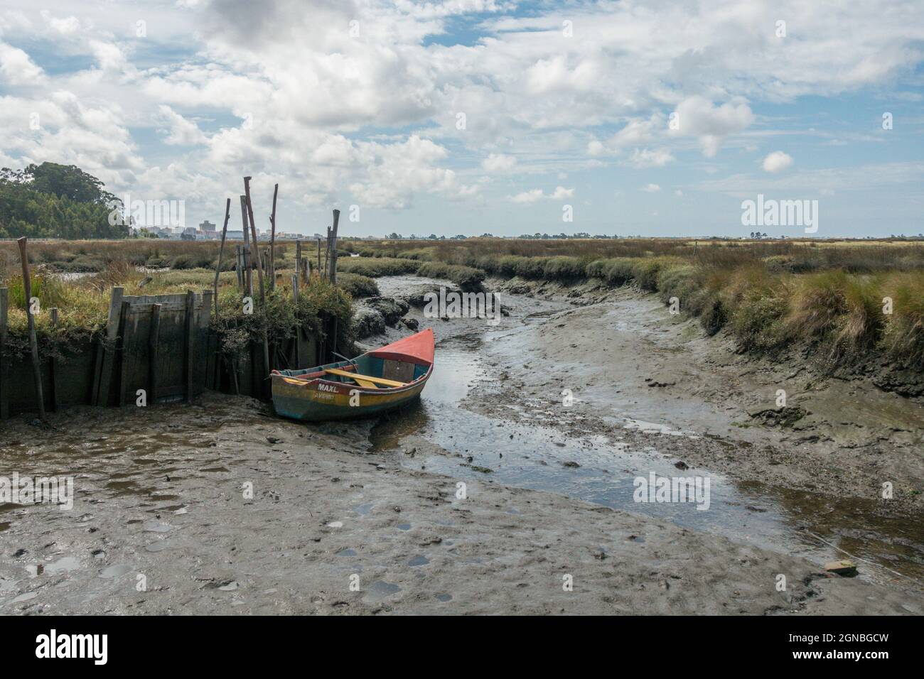 Vieux bateaux anciens laissés dans les marais salants, les marécages de la lagune d'Aveiro, réserve naturelle, Portugal. Banque D'Images