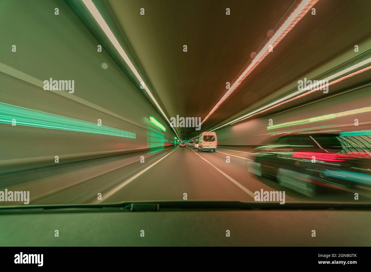 Arrière-plan flou à grande vitesse, conduite rapide dans un tunnel en survolant une voiture avec des effets d'exposition longue et floue Banque D'Images