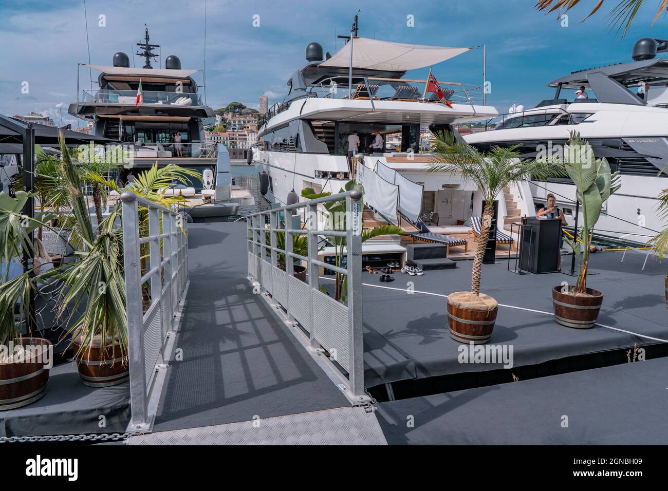 Cannes, France - 10.09.2021 : Festival annuel de Yacht-spectacle sur la côte d'azur. Le plus grand yacht de luxe, les nouvelles technologies dans le monde des yachts. Les participants viennent du monde entier pour le spectacle de yacht. Banque D'Images