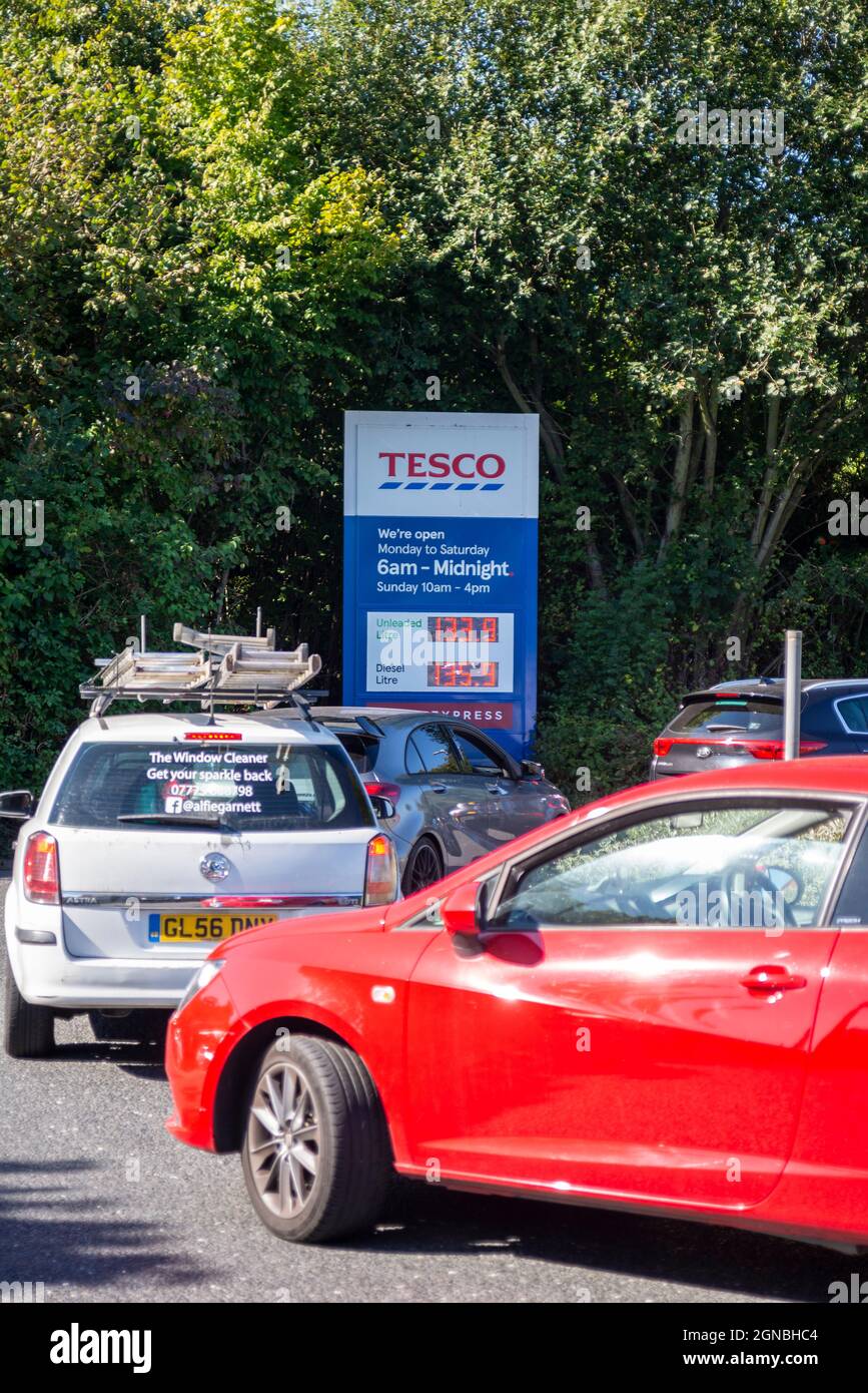 Southend on Sea, Essex, Royaume-Uni. 24 septembre 2021. Les retards dans l'approvisionnement en carburant des stations-service dus à la pénurie de conducteurs ont provoqué des achats de panique auprès des propriétaires de véhicules. Des files d'attente se sont formées à l'extérieur des stations-service avec des routes verrouillées à l'extérieur. Le magasin Tesco de Southend on Sea a vu des clients retardés d'atteindre le magasin alors qu'ils se sont enlisés dans la file d'attente pour les pompes Banque D'Images