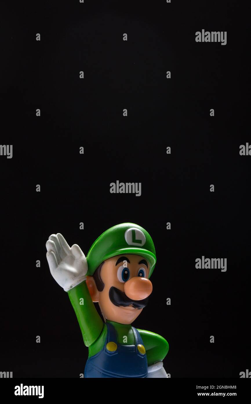 Moscou, Russie - 24 septembre 2021: Figure en plastique de Luigi de Nintendo jeu vidéo isolé sur fond noir. Banque D'Images
