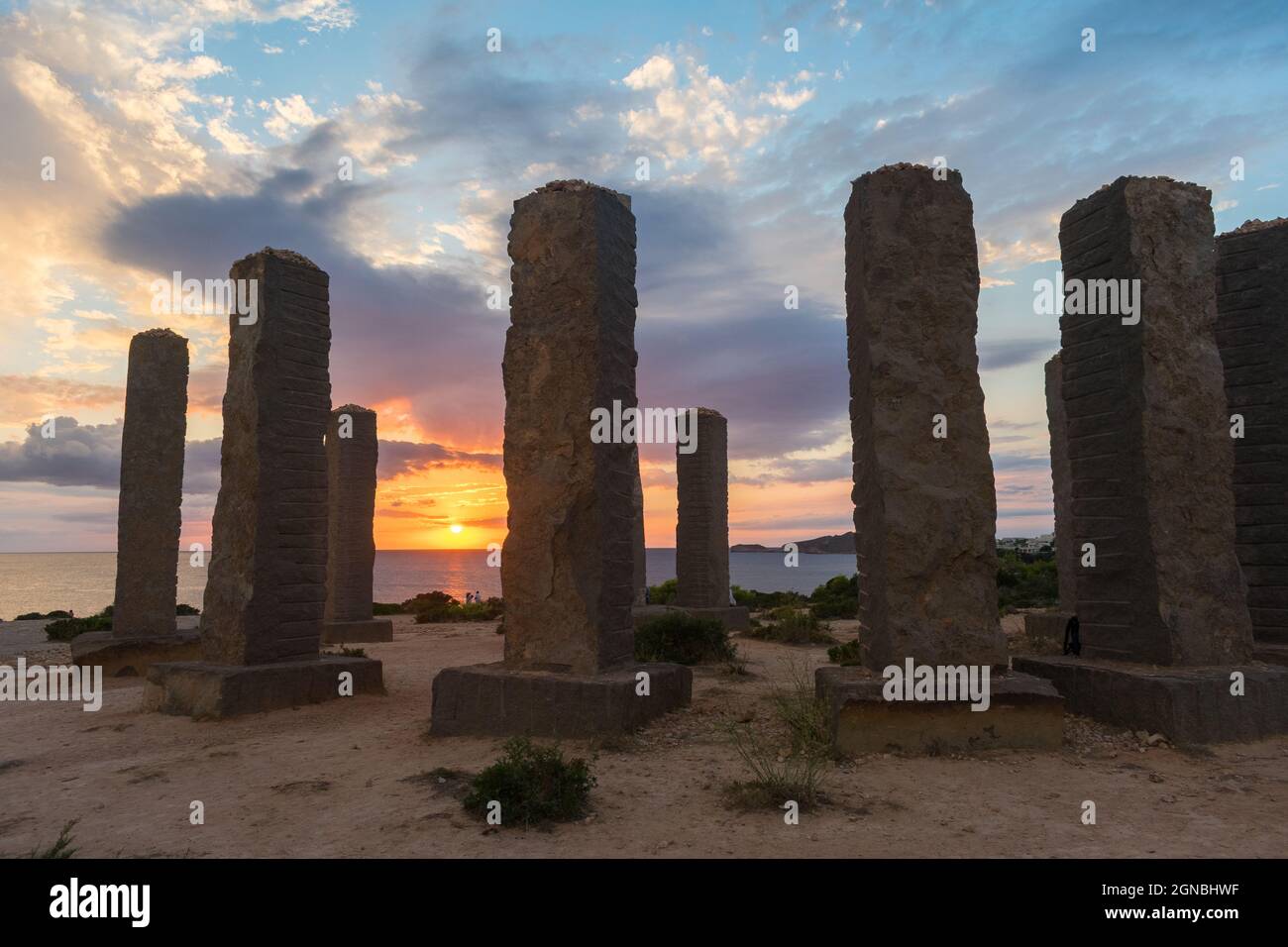 Monument temps et espace au coucher du soleil à Cala Llena, Ibiza, Espagne Banque D'Images