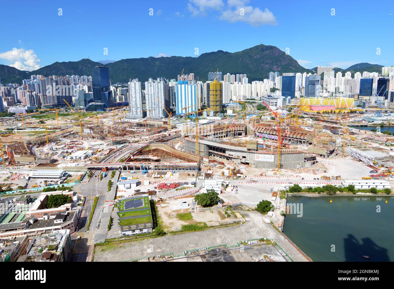 Vue sur la construction du parc sportif Kai Tak dans la zone de développement Kai Tak (啟德發展計劃), l'ancien site de l'aéroport Kai Tak de Hong Kong, en septembre 2021 Banque D'Images