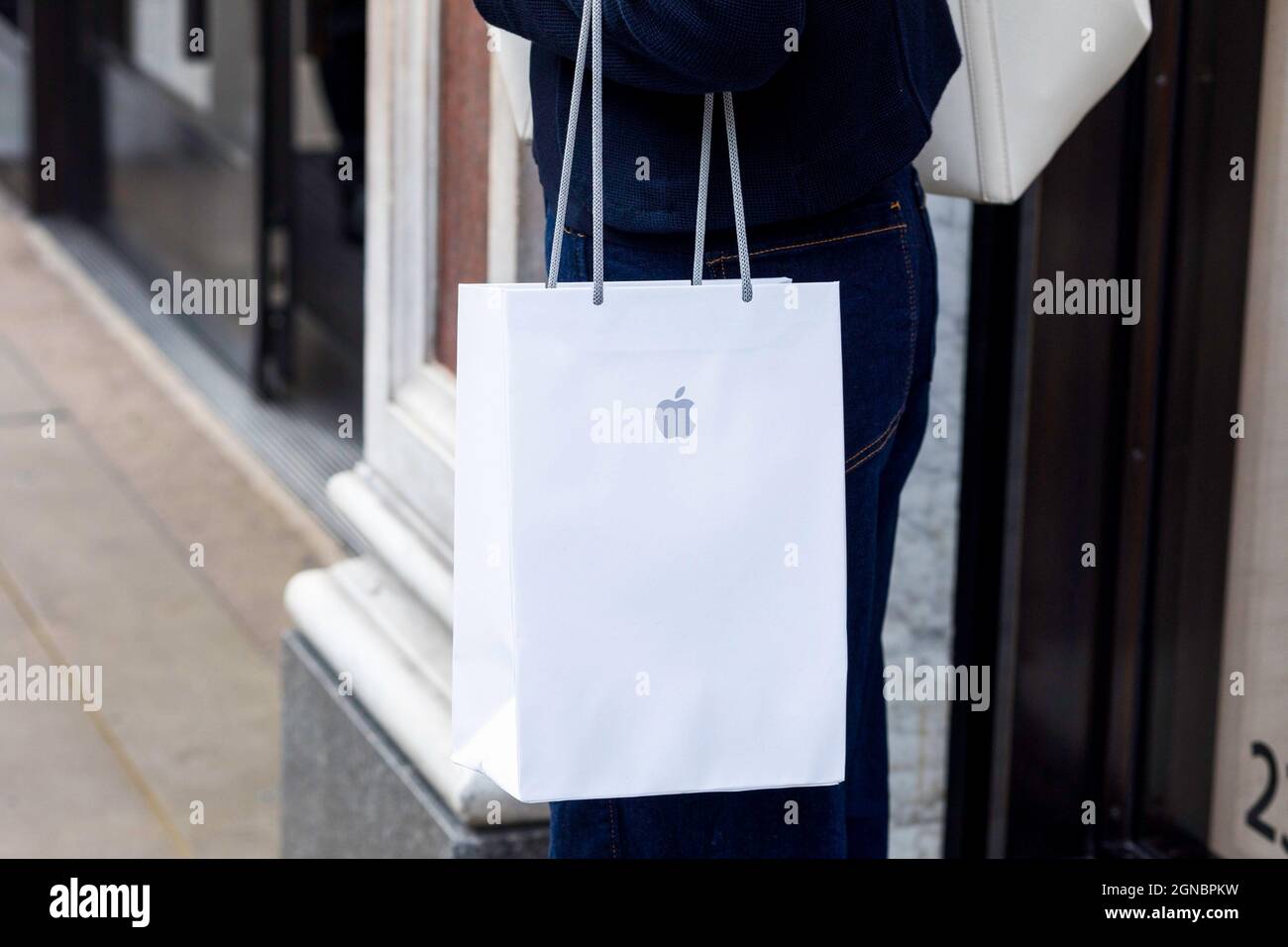 Logo Apple imprimé sur un sac en papier. Apple a sorti l'iPhone 13 le 24  septembre 2021. Les clients ont été vus en visite dans le magasin phare de  Regent Street London