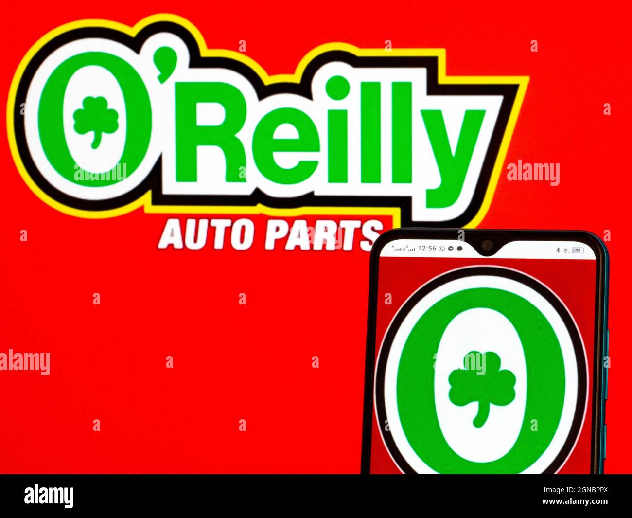 Dans cette illustration, le logo O’Reilly Automotive, Inc. Est affiché sur un smartphone et en arrière-plan. Banque D'Images