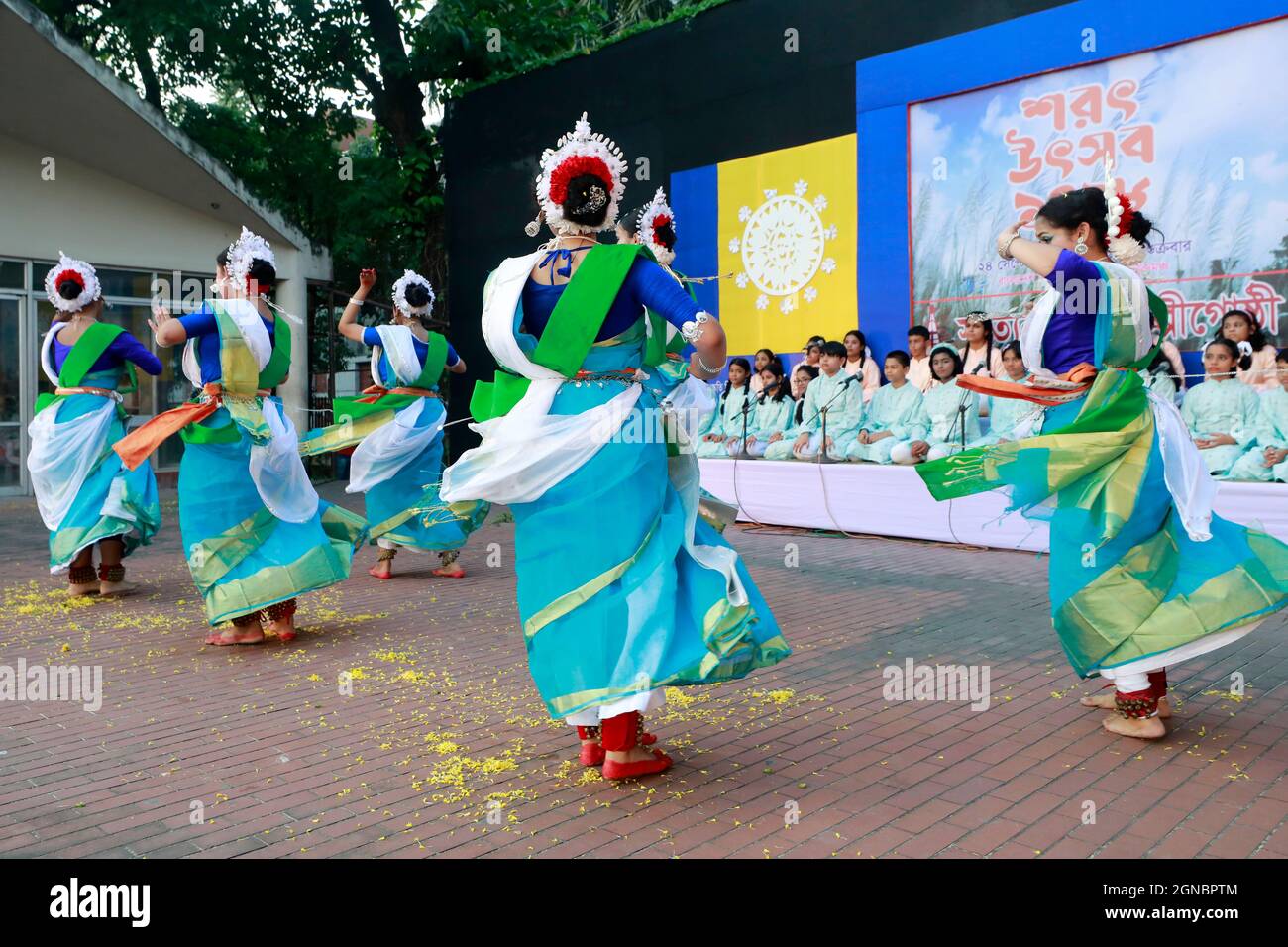 Dhaka, Bangladesh - 24 septembre 2021 : des artistes font de la danse au festival d'automne organisé par Satyen Sen Shilpi Gothi au Bangladesh Shilpa Banque D'Images