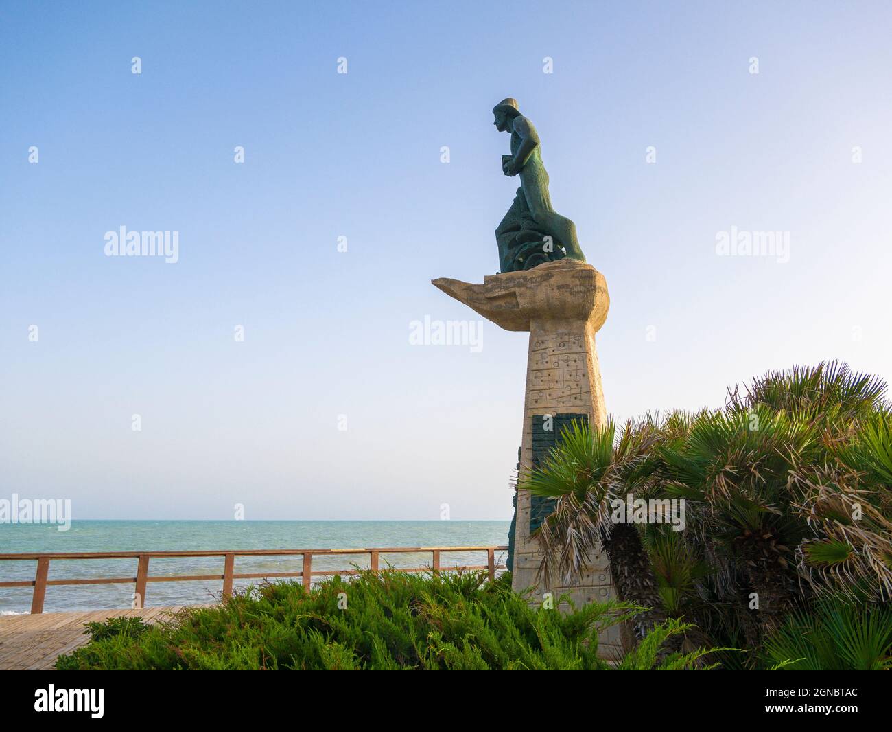 Statue d'El Hombre del Mar (l'Homme de la Mer) du sculpteur Josep Ricart i Maimar sur le front de mer de Torrevieja, Costa Blanca, Espagne. Banque D'Images