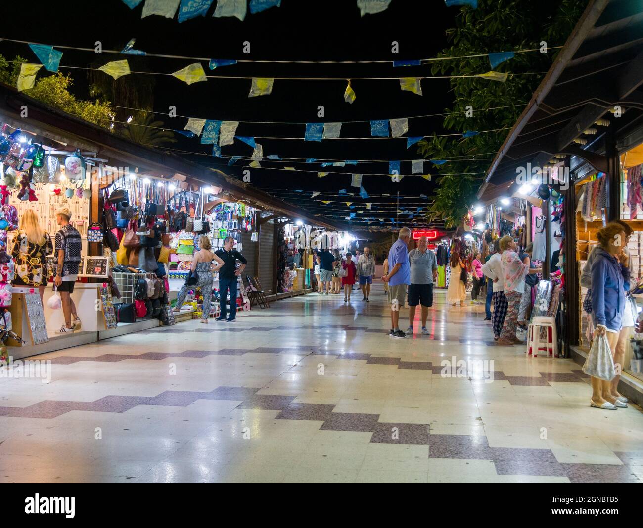 Personnes parcourant les étals du marché sur le front de mer de Torrevieja la nuit, Costa Blanca, Espagne. Banque D'Images
