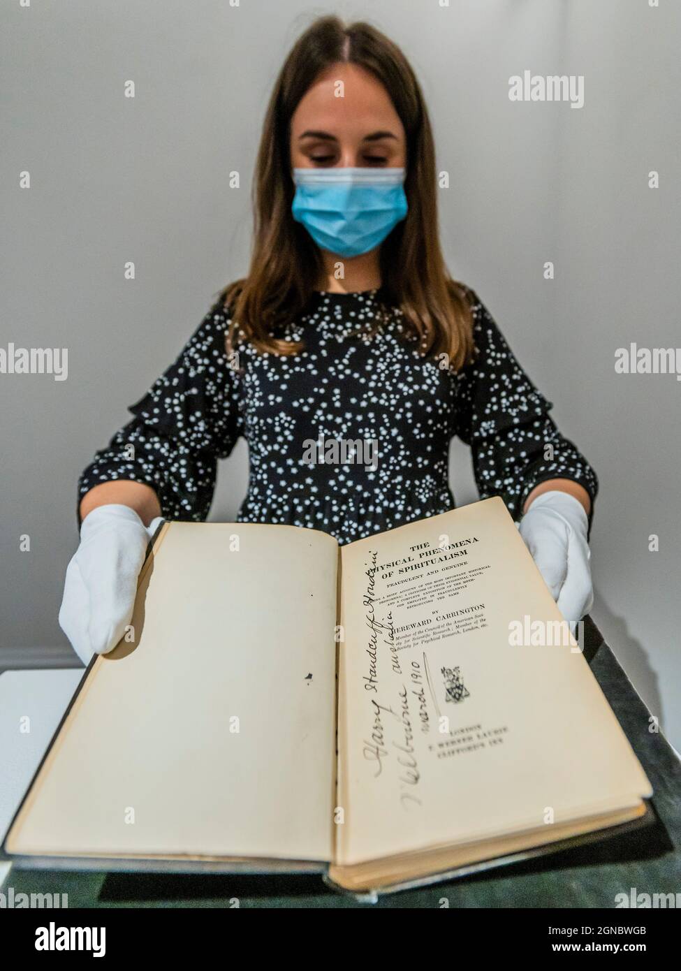 Londres, Royaume-Uni. 24 septembre 2021. Les phénomènes physiques du spiritualisme signé par Houdini en 1910 - Prévisualisez la collection de magicien légendaire, Ricky Jay, au salon Sotheby's New Bond Street Galleries, Londres. Il s'étend sur l'histoire de la magie et propose des livres sur la magie, des affiches Harry Houdini et des articles de théâtre du XVIIIe siècle. La vente a lieu le 27/8 octobre, à New York. Crédit : Guy Bell/Alay Live News Banque D'Images