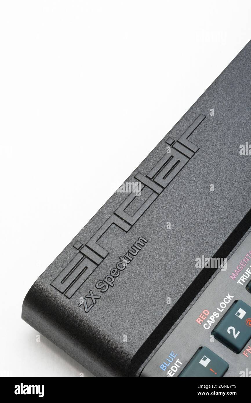 Gros plan du logo Sinclair ZX Spectrum sur boîtier noir. Ordinateur personnel vintage 8 bits des années 1980 qui a inspiré une génération de programmeurs. Banque D'Images