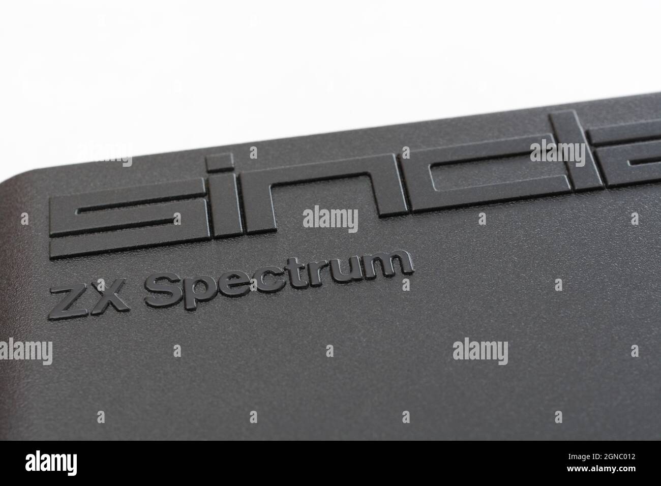 Gros plan du logo Sinclair ZX Spectrum sur boîtier noir. Ordinateur personnel vintage 8 bits des années 1980 qui a inspiré une génération de programmeurs. Banque D'Images