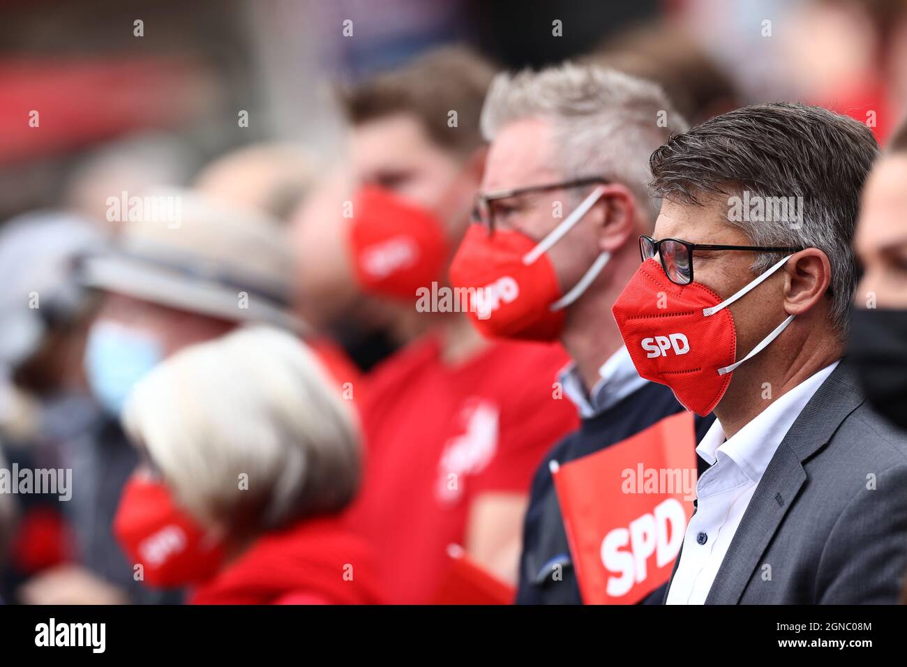 Cologne, Allemagne. 24 septembre 2021. Les partisans portent un masque avec le logo du SPD sur Heumarkt pendant une campagne électorale et la conclusion officielle de la campagne électorale du SPD. Le ministre fédéral des Finances Scholz veut mobiliser à nouveau vendredi après-midi le plus d'électeurs possible pour son parti, à Heumarkt, à Cologne. Credit: Rolf Vennenbernd/dpa/Alay Live News Banque D'Images