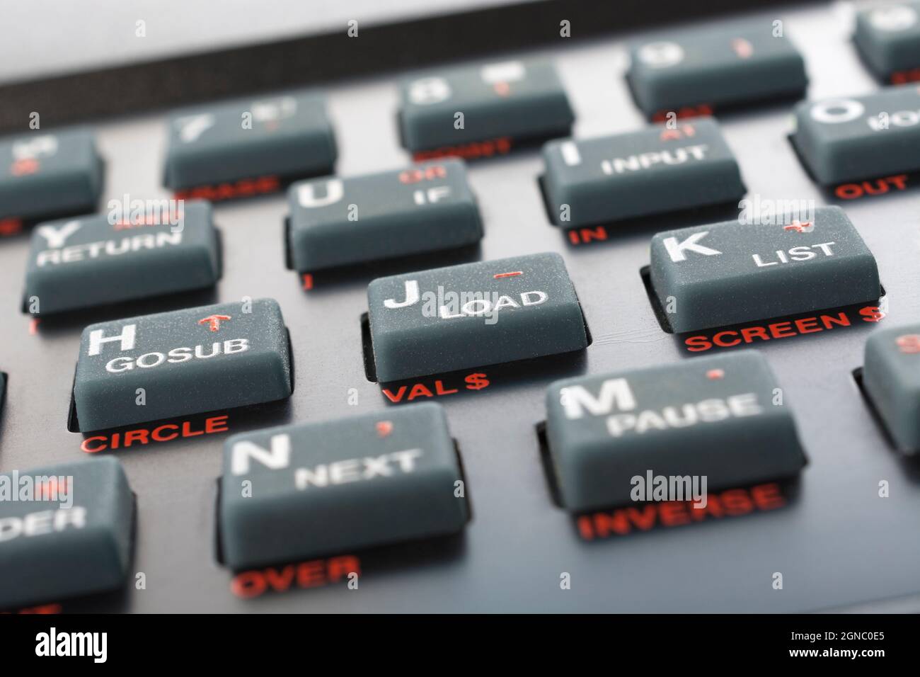 Gros plan du clavier Sinclair ZX Spectrum. Concentrez-vous sur les touches de commande CHARGEMENT de base / GOSUB / LIST. Ordinateur personnel vintage 8 bits des années 1980 (voir Notes). Banque D'Images