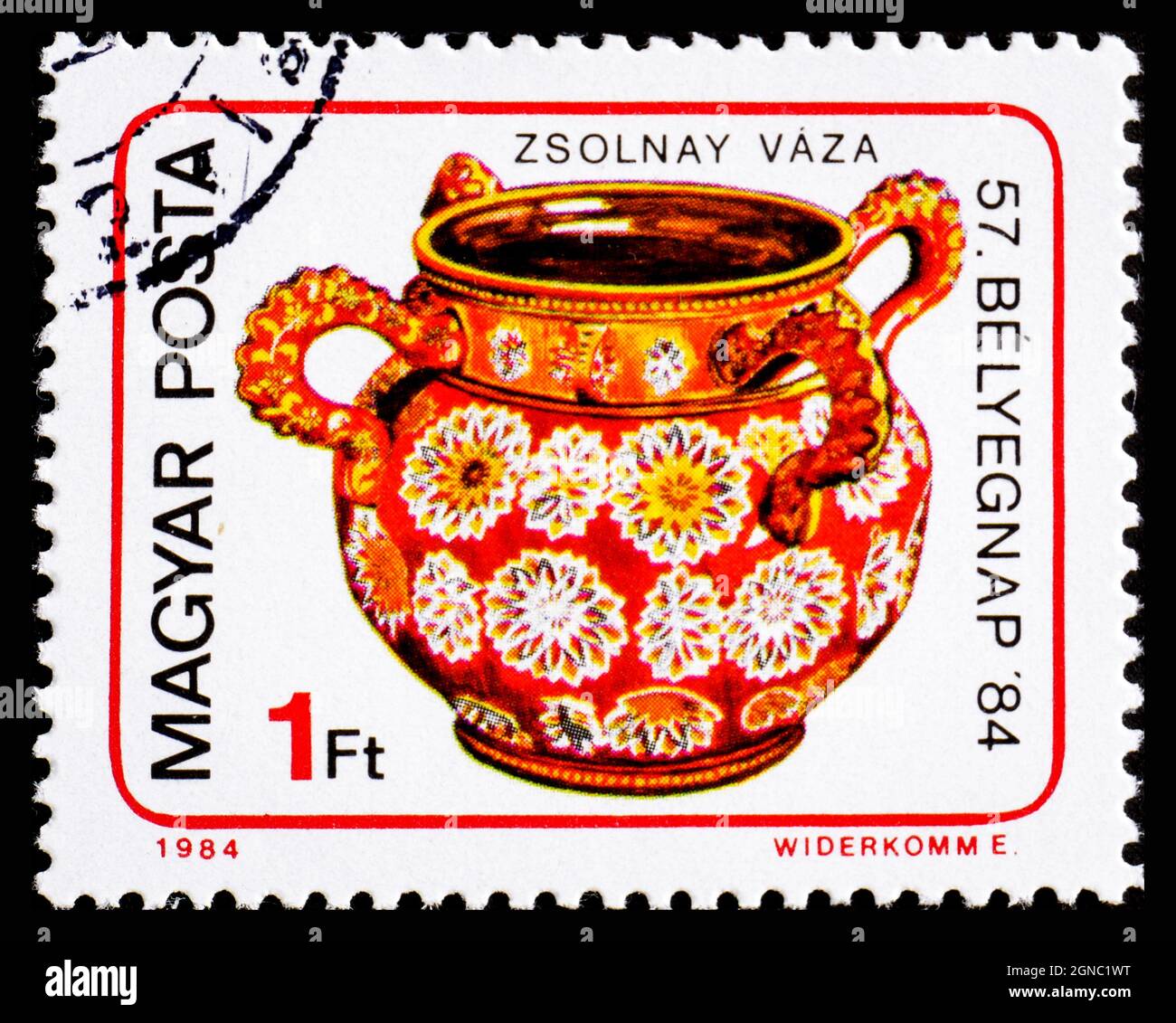 HONGRIE - VERS 1984 : un timbre imprimé par la Hongrie montre un vase à quatre manche Banque D'Images