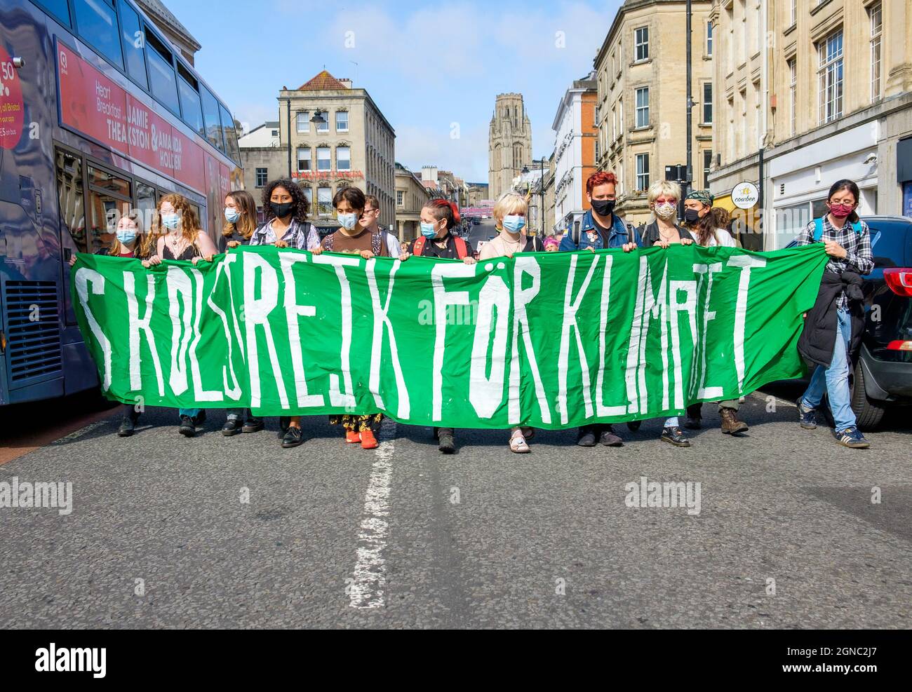 Bristol, Royaume-Uni, le 24 septembre 2021. Les étudiants de l'université de Bristol et les écoliers portant des pancartes et des panneaux de signalisation sur le changement climatique sont photographiés lorsqu'ils participent à une marche de protestation contre le changement climatique dans le centre de Bristol. La manifestation organisée par Bristol Youth Strike 4 Climate a été la première manifestation étudiante sur le climat dans la ville depuis la visite de Greta Thunberg à Bristol en février 2020. Credit: Lynchpics/Alamy Live News Banque D'Images