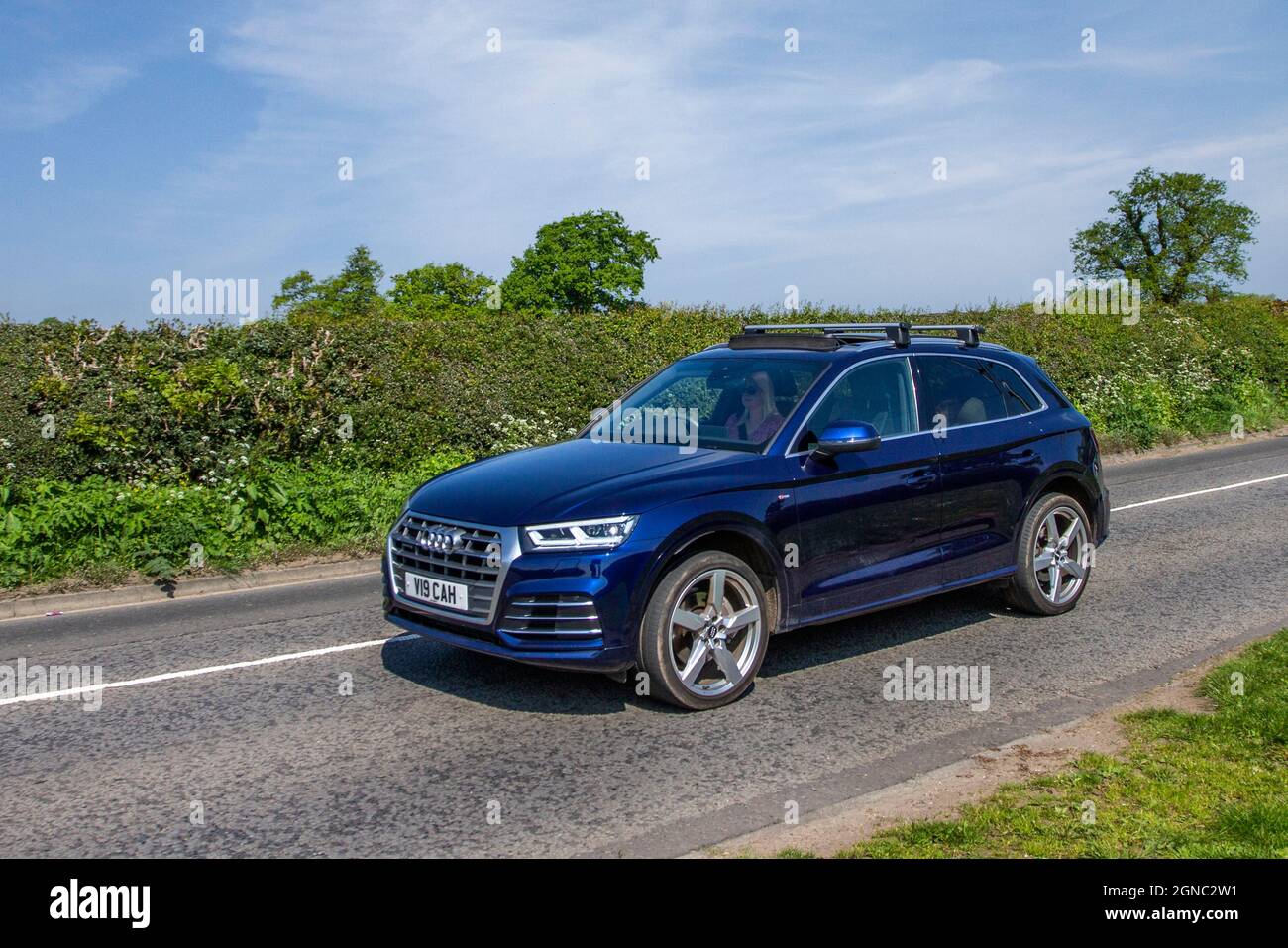 2018 bleu Audi Q5 1984cc essence 4dr en route vers Capesthorne Hall Classic May car show, Cheshire, Royaume-Uni Banque D'Images