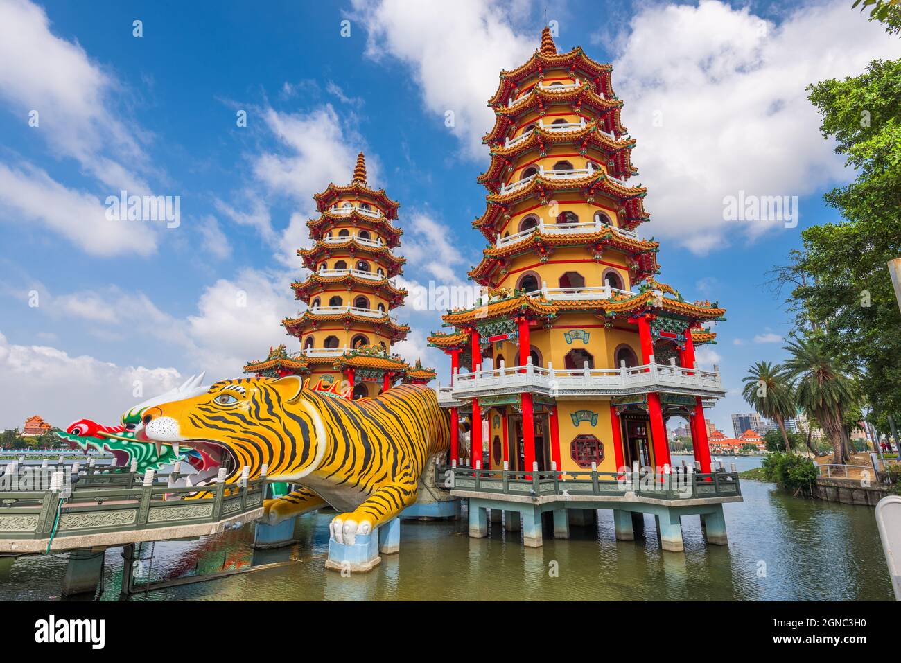 Kaohsiung, pagodes Dragon et Tiger de Taiwan Lotus Pond en journée. Banque D'Images