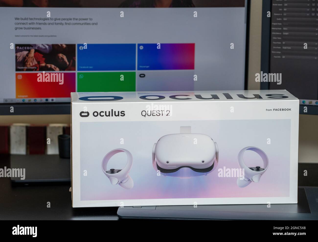 Morgantown, WV - 23 septembre 2021 : micro-casque Oculus Quest 2 VR prêt à l'emploi de Metaverse sur Facebook Banque D'Images