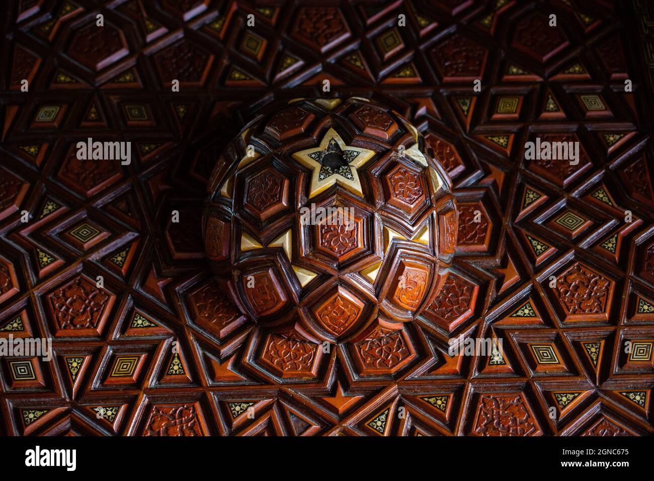Gros plan sur l'art turc ottoman avec motifs géométriques sur bois Banque D'Images