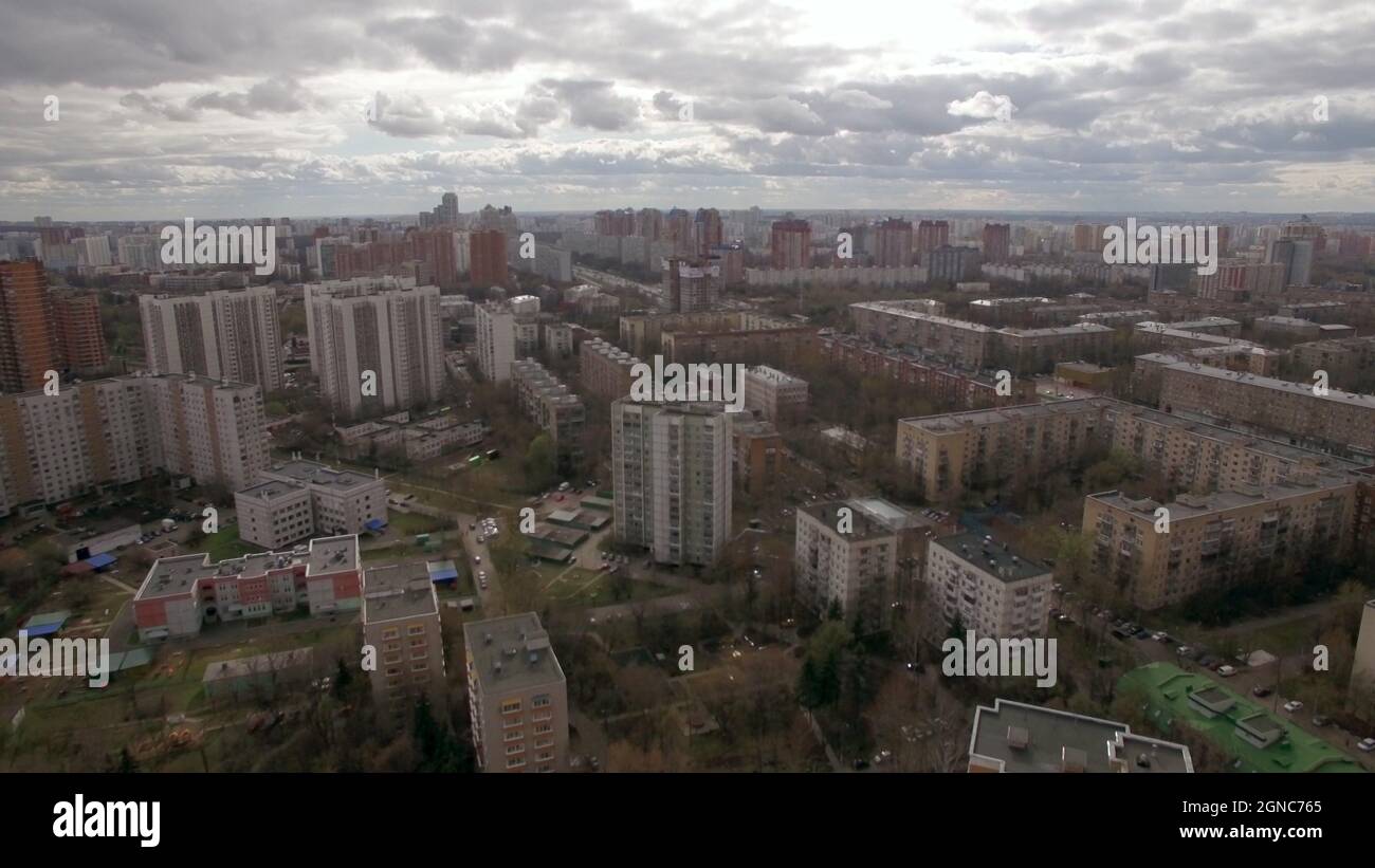 Vue panoramique aérienne d'un des quartiers de Moscou, temps nuageux Paysage urbain depuis le quadricoptère Banque D'Images Vue panoramique aérienne d'un des quartiers de Moscou, temps nuageux Paysage urbain depuis le quadricoptère Banque D'Images