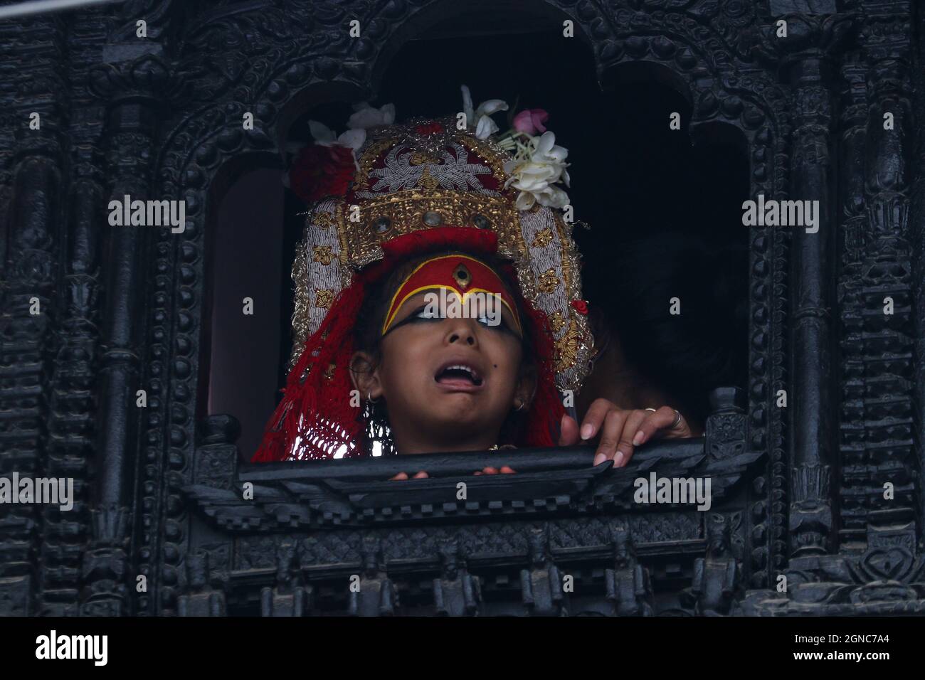 Katmandou, ne, Népal. 24 septembre 2021. Le Dieu vivant du Népal Bhairab regarde par la fenêtre de Kumari Ghar ou la résidence à l'intérieur de la place Basantapur Durbar à Katmandou, Népal, le 24 septembre 2021. (Image de crédit : © Aryan Dhimal/ZUMA Press Wire) Banque D'Images