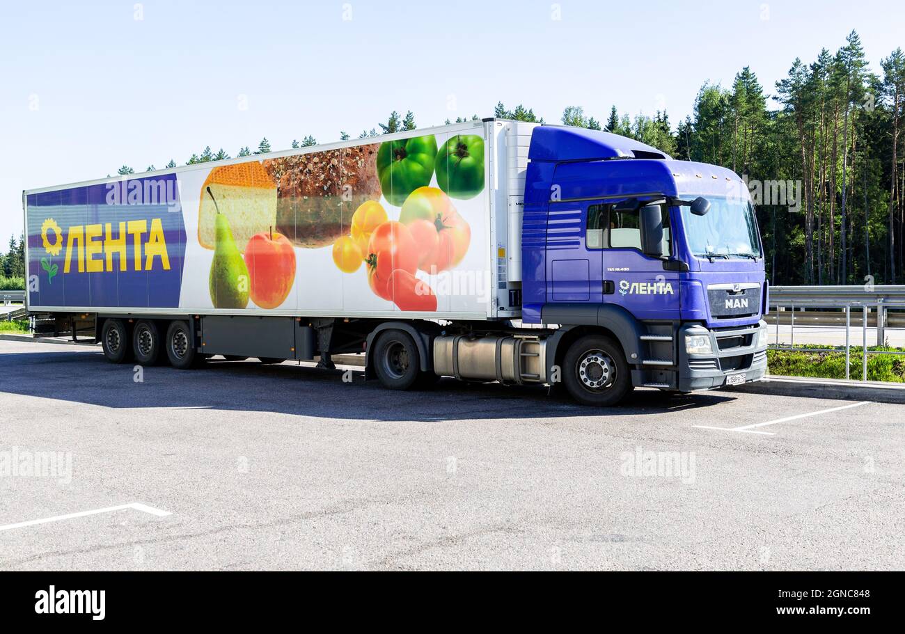 Moscou, Russie - 6 juillet 2021 : camion de livraison de fret de magasin d'épicerie Lenta sur une autoroute Banque D'Images