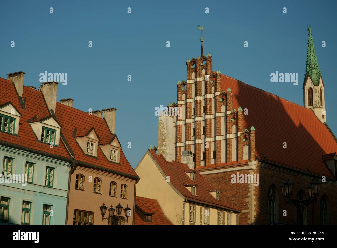 Paysage de la vieille ville avec vue sur les façades de bâtiments colorées et les toits carrelés dans le centre historique de la ville de Riga, Lettonie par une journée ensoleillée. Déplacement Banque D'Images