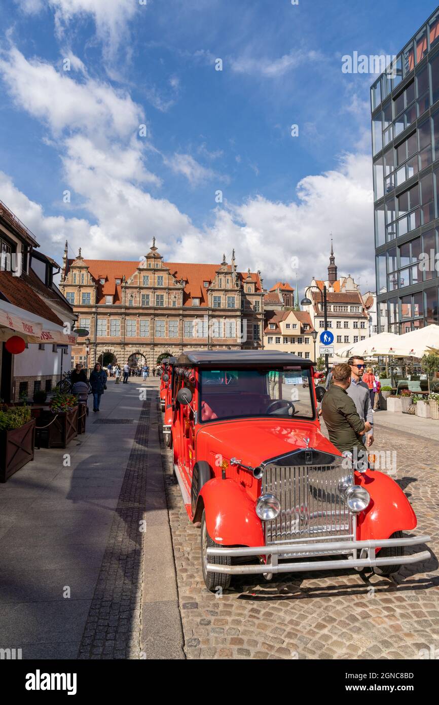 Danzig, Pologne - 2 septembre 2021 : des guides touristiques et des taxis sont à votre disposition devant la porte verte du centre-ville historique de Gdansk Banque D'Images