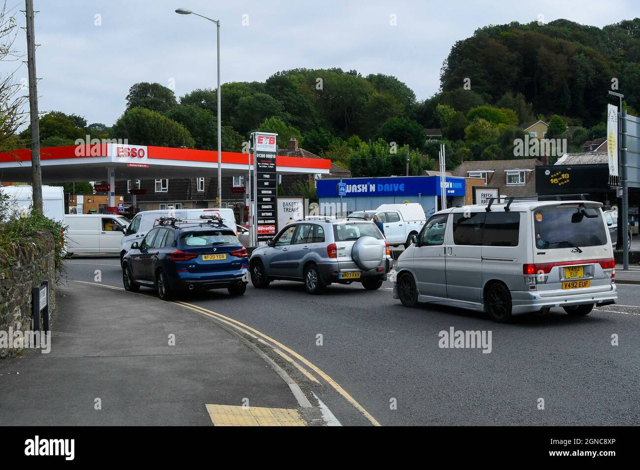 Bridport, Dorset, Royaume-Uni. 24 septembre 2021. La station-service Esso sur l'A35 à Bridport à Dorset regorge de véhicules tandis que les chauffeurs paniquent achètent du carburant, provoquant des embouteillages sur la route principale et autour de la ville. Crédit photo : Graham Hunt/Alamy Live News Banque D'Images