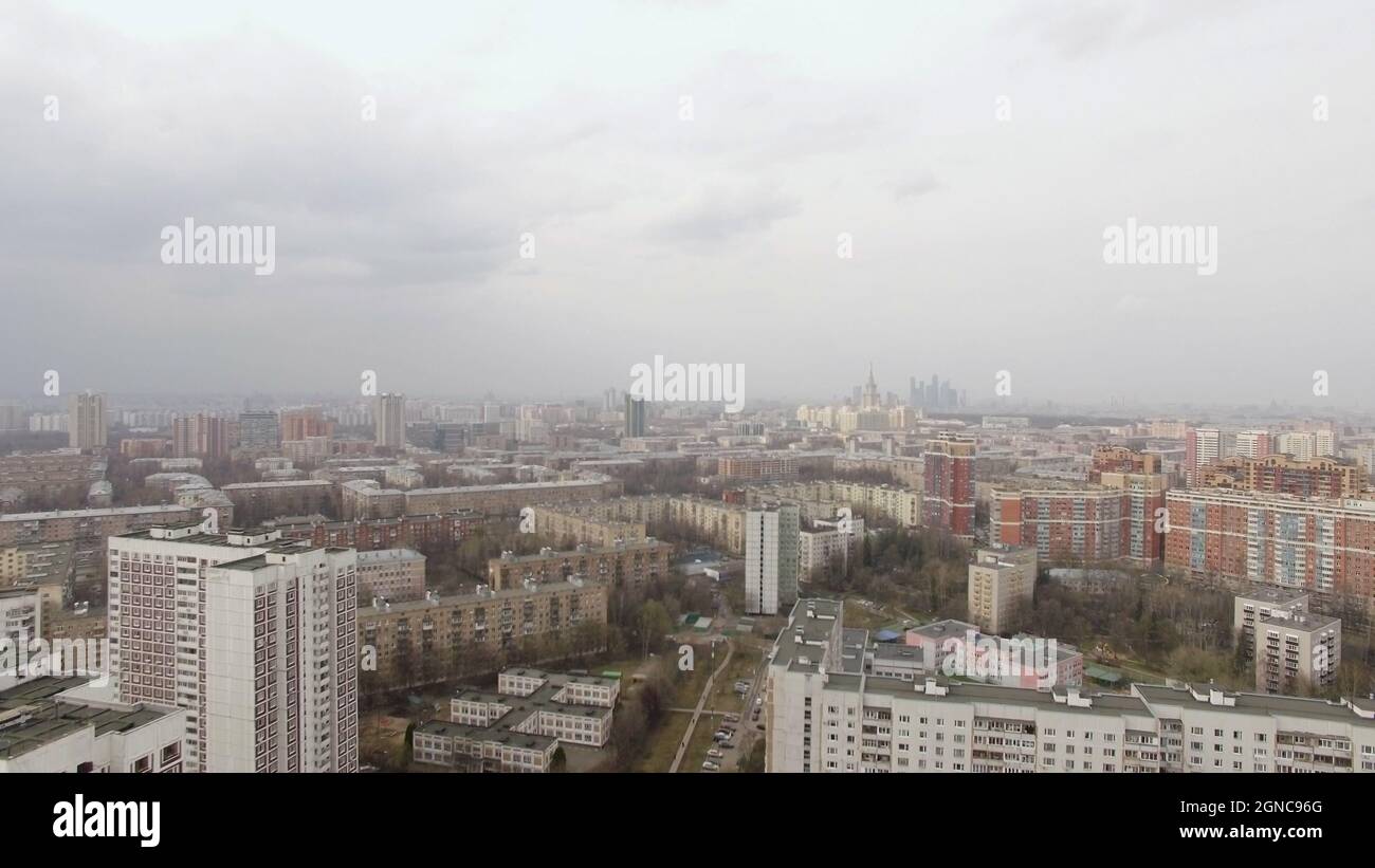 Vue aérienne de l'un des quartiers de l'Université d'Etat de Moscou et de la ville de Moscou au loin Urban Cityscape Banque D'Images Vue aérienne de l'un des quartiers de l'Université d'Etat de Moscou et de la ville de Moscou au loin Urban Cityscape Banque D'Images