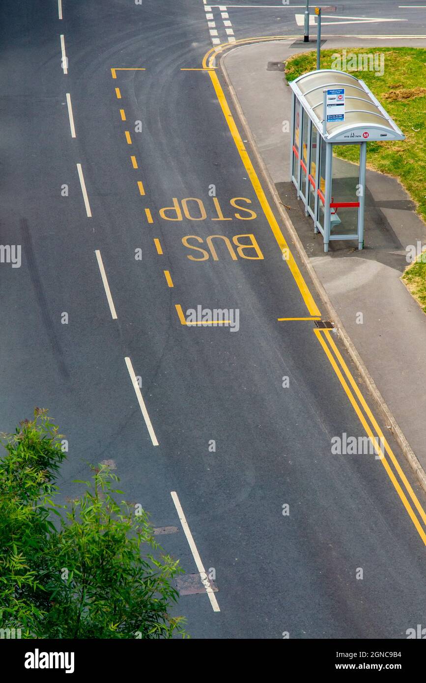 Vue sur un arrêt de bus sur une route près du centre-ville de Leeds West Yorkshire England UK. Banque D'Images