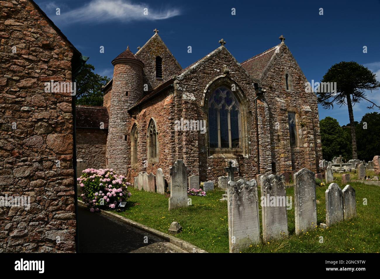 Vue extérieure de l'église en pierre de la ville de St Brelade, sur l'île de Jersey. Banque D'Images