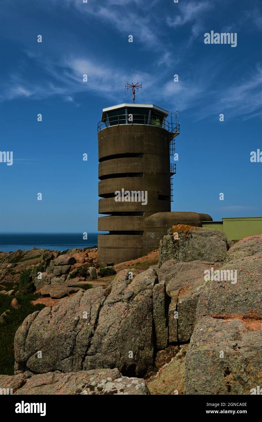 Vue extérieure d'une tour de communication navale allemande de la Seconde Guerre mondiale à Corbiere, sur la côte pittoresque de Jersey, dans les îles Anglo-Normandes. Banque D'Images